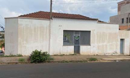 Casa a Venda no Centro de Sao Carlos | 2 Dormitorios e 2 Vagas de Garagem!