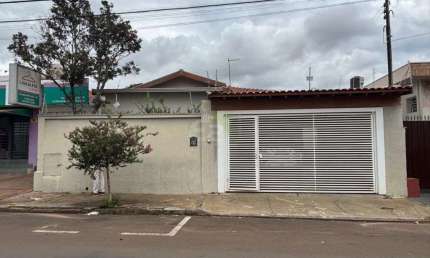 Casa comercial a venda no Centro em Sao Carlos | 3 dormitorios, piscina aquecida e churrasqueira