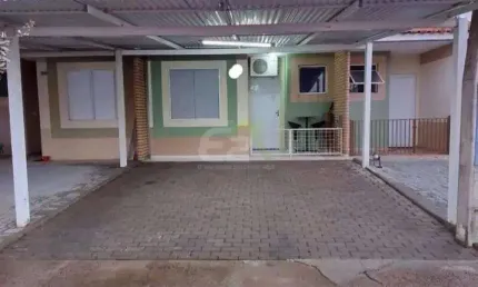 Charmosa Casa de 3 Dormitorios no Condominio Jardim Ipanema