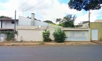 Casa a venda no Centro de Sao Carlos com 3 dormitorios, churrasqueira e 5 garagens