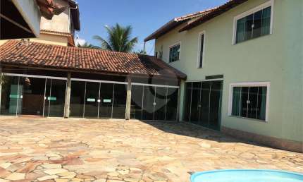 Casa com 3 quartos à venda ou para locação em Centro - RJ