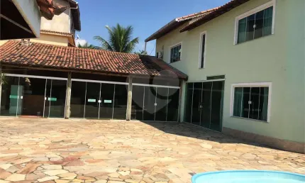 Casa com 3 quartos à venda ou para locação em Centro - RJ