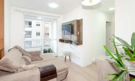 Apartamento com sacada, churrasqueira, muita infraestrutura e totalmente mobiliado, incluído moveis e eletroeletrônicos.
