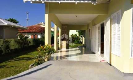 Casa com 03 quartos/dormitórios no bairro Daniela, em Florianópolis- SC