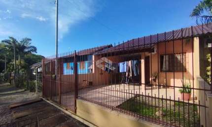Casa geminada com 2 dormitórios e pátio em Santa Cruz do Sul