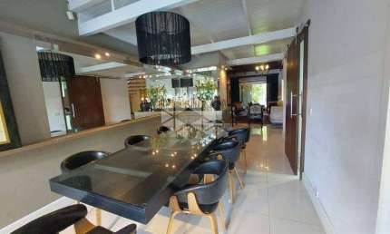 Casa com 3 Quartos e 4 banheiros à Venda, 323 m² por R$ 1.490.000