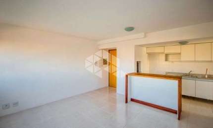 Apartamento 02 dormitórios com 65,00m2, 01 vaga coberta, desocupado, no Bairro Tristeza
