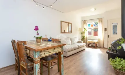 Excelente Casa Sobrado com 3 dormitórios, suíte, lavabo, lareira, pátio com churrasqueira e vaga de garagem no bairro Teresópolis