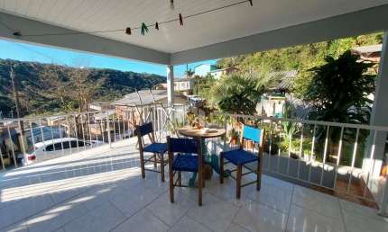 Casa em alvenaria, com 126 m²,  localizada em bairro residencial.
