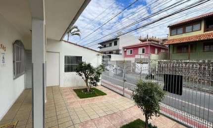 Casa com 3 quartos à venda na Rua Santo Antônio, 745, Barreiros, São José