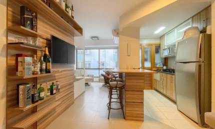 Apartamento diferenciado mobiliado  no bairro Menino Deus, em Porto Alegre