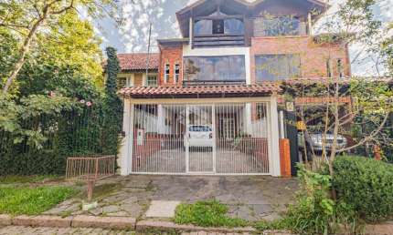 Casa com 03 dormitórios e 02 vagas cobertas - bairro Guaruja