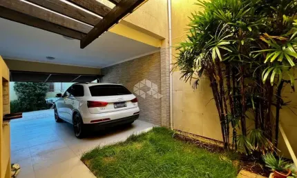 Casa em Condominio de 03 dormitórios e 02 vagas com 221m² no bairro Vila Jardim em Poa.