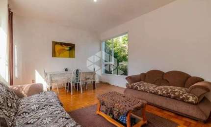 Casa, no andar térreo, living, 3 dormitórios, sendo uma suíte, banheiro social com hidromassagem