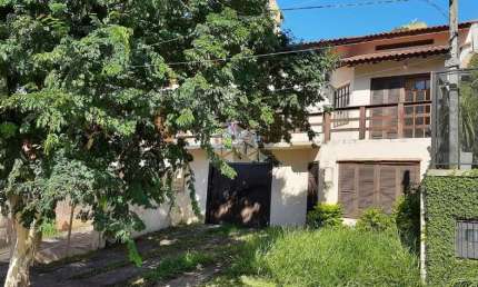 Casa 3 dormitórios com garagem na Zona Sul de Porto Alegre