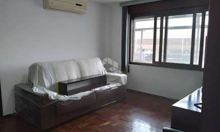 Apartamento totalmente reformado em Porto Alegre no bairro Vila Ipiranga, 3 dormitórios, com uma vaga de garagem,