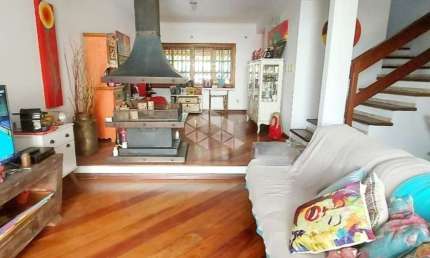 Casa  no Jardim Isabel, próximo a Coronel Marcos,  com 3 dormitórios sendo  uma suíte.