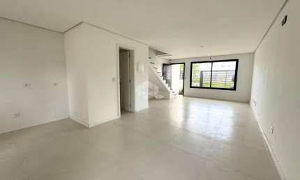 Casa 3 dormitórios,1 suíte com sacada, living 2 ambientes, churrasqueira, no Bairro Igara, na cidade de Canoas. Aceita Financiamento bancário e FGTS