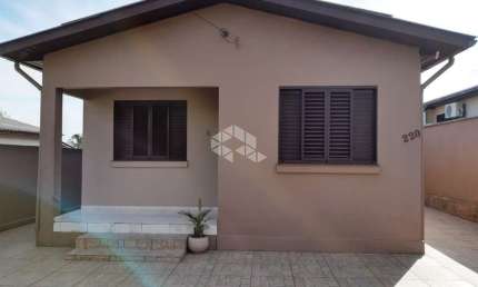 Casa á venda com 3 dormitórios/quartos, 3 vagas na garagem no Bairro Centro na cidade de Nova Santa Rita-RS.