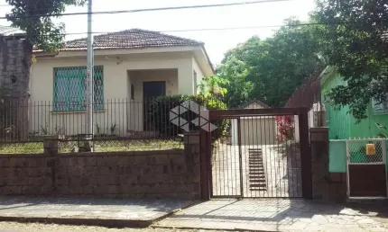 Casa com amplo pátio no bairro tristeza, zona sul de porto alegre, rs.