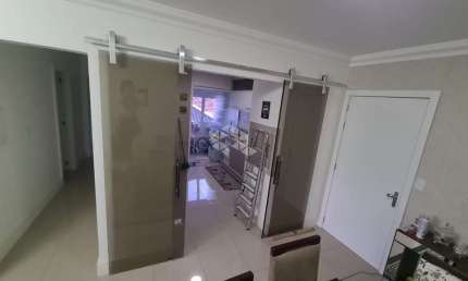Apartamento reformado 02 dormitórios sendo 01 suíte, 01 vaga, a poucos metros do Beira Rio, Bairro Tristeza.
