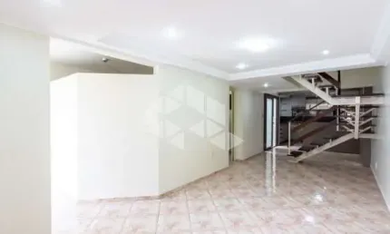 CASA EM CONDOMÍNIO FECHADO, 3 DORMITÓRIOS/1 SUÍTE COM HIDRO E 1 VAGA DE GARAGEM NO BAIRRO IPANEMA