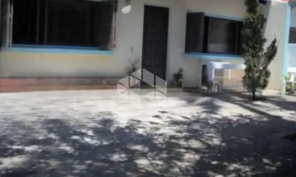 Casa térrea no Bairro Ipanema, 4 dormitórios, próximo a Orla do Guaíba.