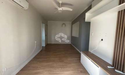 Apartamento de 2 dormitórios com uma vaga para carro.