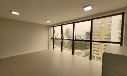SALA COMERCIAL COM 40M² DE ÁREA PRIVATIVA, 1 VAGA, AR-CONDICIONADO, NO ESTREITO EM FLORIANÓPOLIS!