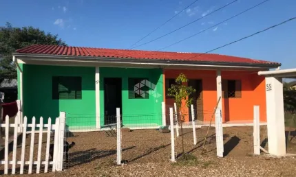 Casa geminada, 02 dormitórios, localização tranquila e ótima posição solar