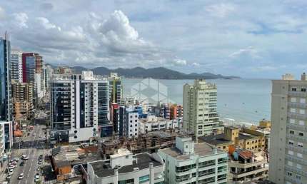 Apartamento com quatro quartos em Meia Praia Itapema/SC