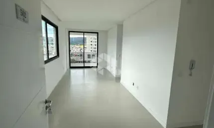 APARTAMENTO NOVO NO BAIRRO PEREQUÊ, EM PORTO BELO, SC, SACADA COM CHURRASQUEIRA, LAVABO, 02 SUÍTES, E 01 VAGA DE GARAGEM.