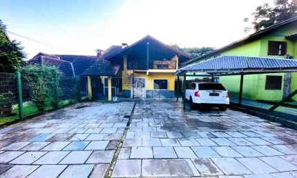 A venda casa com 3 dormitórios sendo uma suíte com banheira de hidromassagem, localizada no bairro Palace Hotel em Canela.