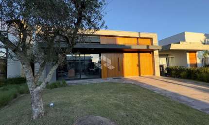 Casa com 4 dormitórios, sendo os 4 suítes, 192m², condomínio fechado, mobiliada