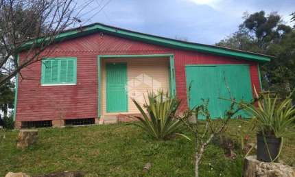 Casas de Chalé e Alvenaria em amplo terreno na Linha Olinda
