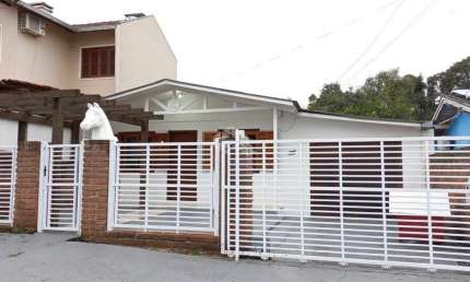 Casa chalé de 3 dormitórios no Bairro Castelo Branco.
