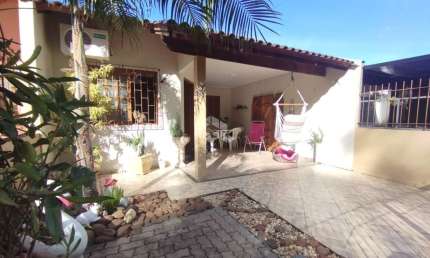 Casa geminada com pátio e 2 dormitórios em Santa Cruz do Sul