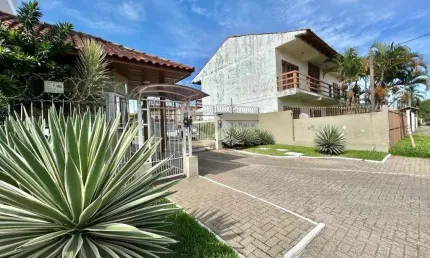 Sobrado de 3 dormitórios, com pátio no condomínio vila flora, fátima, canoas