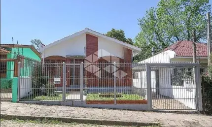 Casa  3 dormitórios 1 suíte 2 vagas para venda no bairro Medianeira Porto Alegre