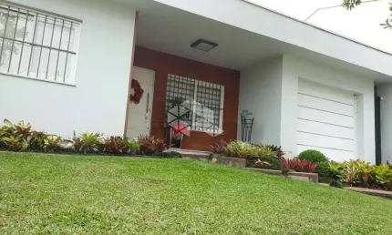 Casa de 4 dormitorios, 01 suite, 02 vagas mais quiosque e piscina.