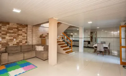 Casa sobrado 3 dormitórios, cozinha planejada, área gourmet com churrasqueira, fogão a lenha, lavanderia e pátio com piscina. a venda no bairro igara-