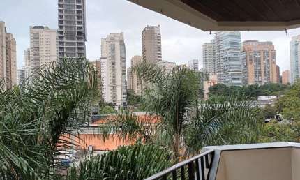Apartamento com 3 dormitórios (1 suíte) à venda, 129 metros e 2 vagas - Moema - São Paulo/SP
