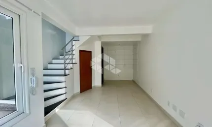 Sobrado com 2 dormitórios, sendo uma suíte com sacada, Centro de Canoas.