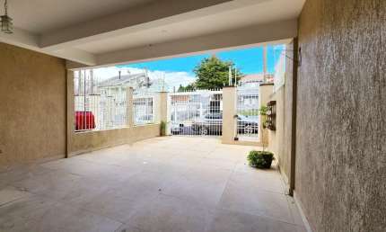 Casa sobrado com 3 dormitórios, suíte, 2 vagas no Jardim Itu em Porto Alegre/RS