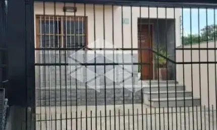 Casa 3 dormitórios, 1 suite, 1 vagas, edícula com churrasqueira e piscina. Bairro Guarujá