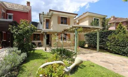 Casa com 03 dormitórios, 238,00 m² privativos, no Condomínio Reserva da Serra em Canela