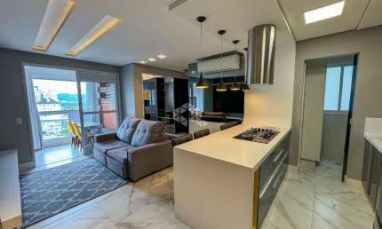 APARTAMENTO SEMIMOBILIADO COM 2 QUARTOS SENDO 1 SUÍTE E 2 VAGAS DE GARAGEM NO BAIRRO AGRONÔMICA EM FLORIANÓPOLIS/SC