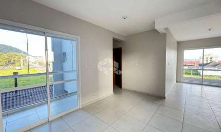 Apartamento amplo com 2 dormitórios no Independência