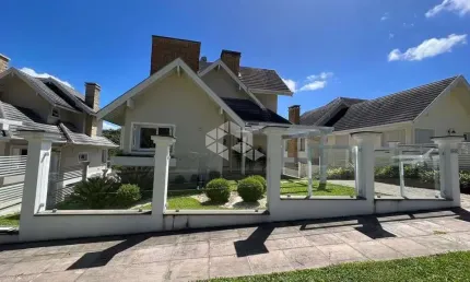 Casa com 279m² privativos, mobiliada, no Vale das Colinas em Gramado