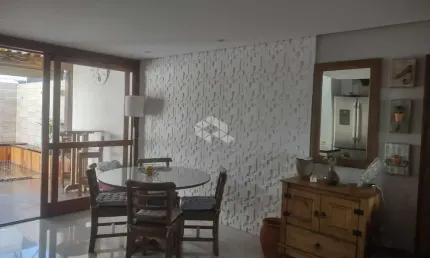 Casa tipo sobrado com 3 dormitórios, sendo 1 suíte, lavabo, piscina, Condomínio Jardins do Prado